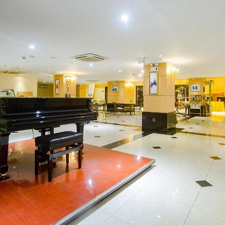 Esperado Lake View Hotel Янгон Екстер'єр фото