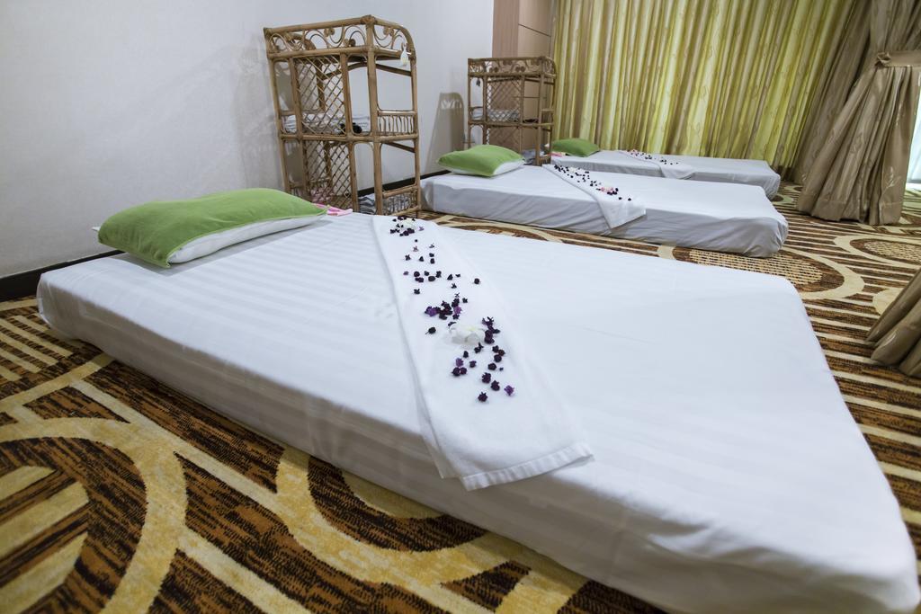 Esperado Lake View Hotel Янгон Екстер'єр фото