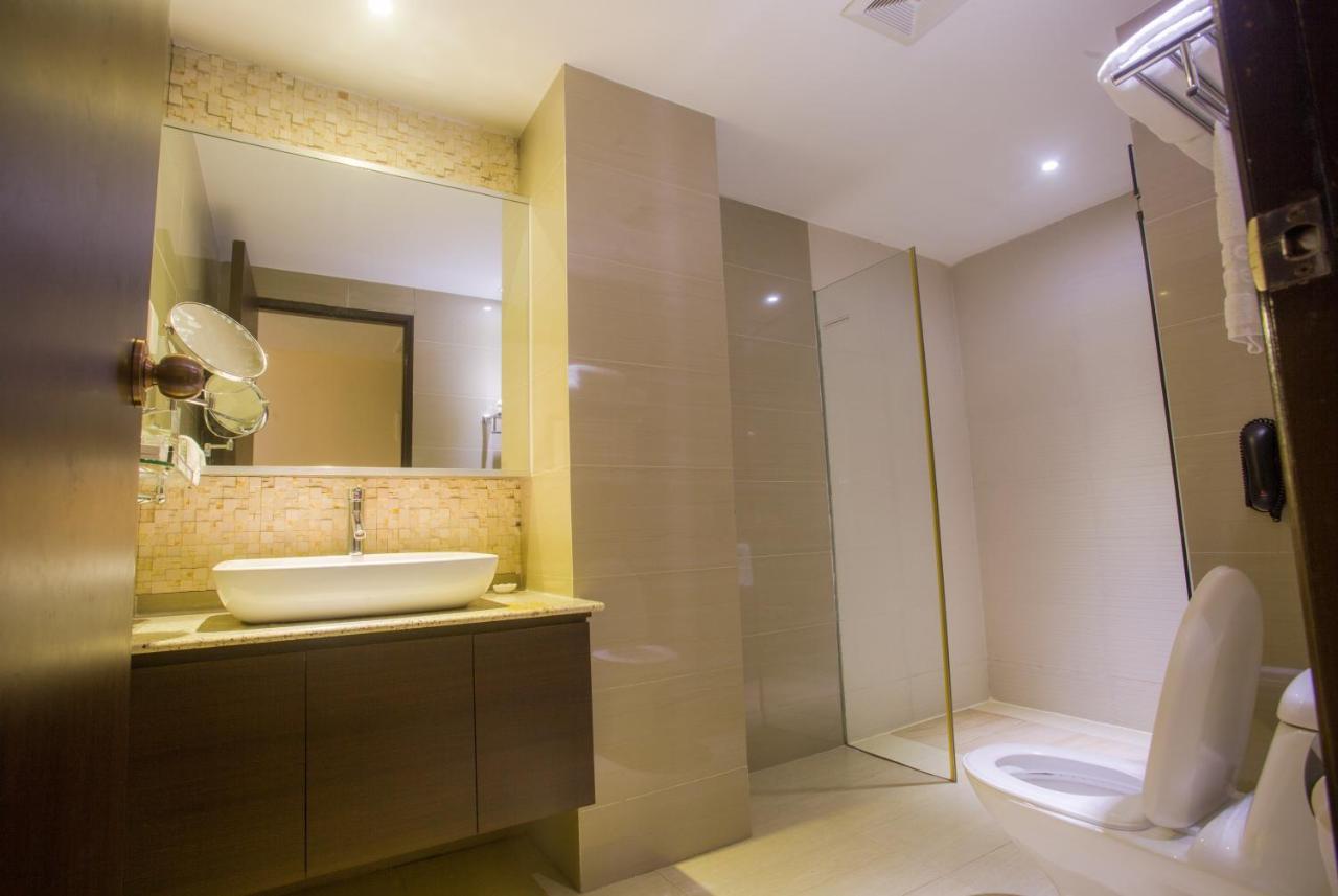 Esperado Lake View Hotel Янгон Екстер'єр фото